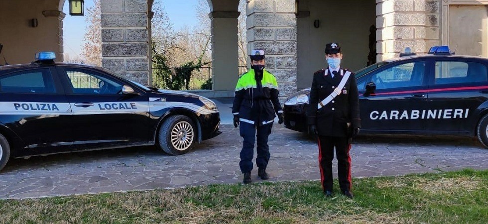 Coronavirus, il ristorante aderisce alla protesta “io apro” ma irrompono i carabinieri: 7 clienti fra i tavoli